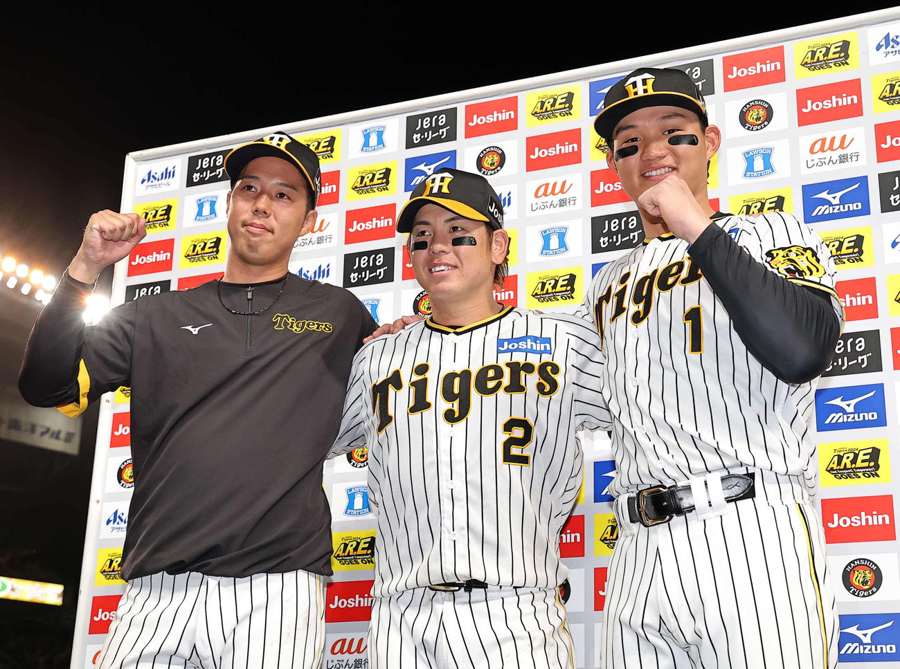 阪神対DeNA　お立ち台で笑顔を見せる左から青柳、梅野、森下（撮影・上田博志）