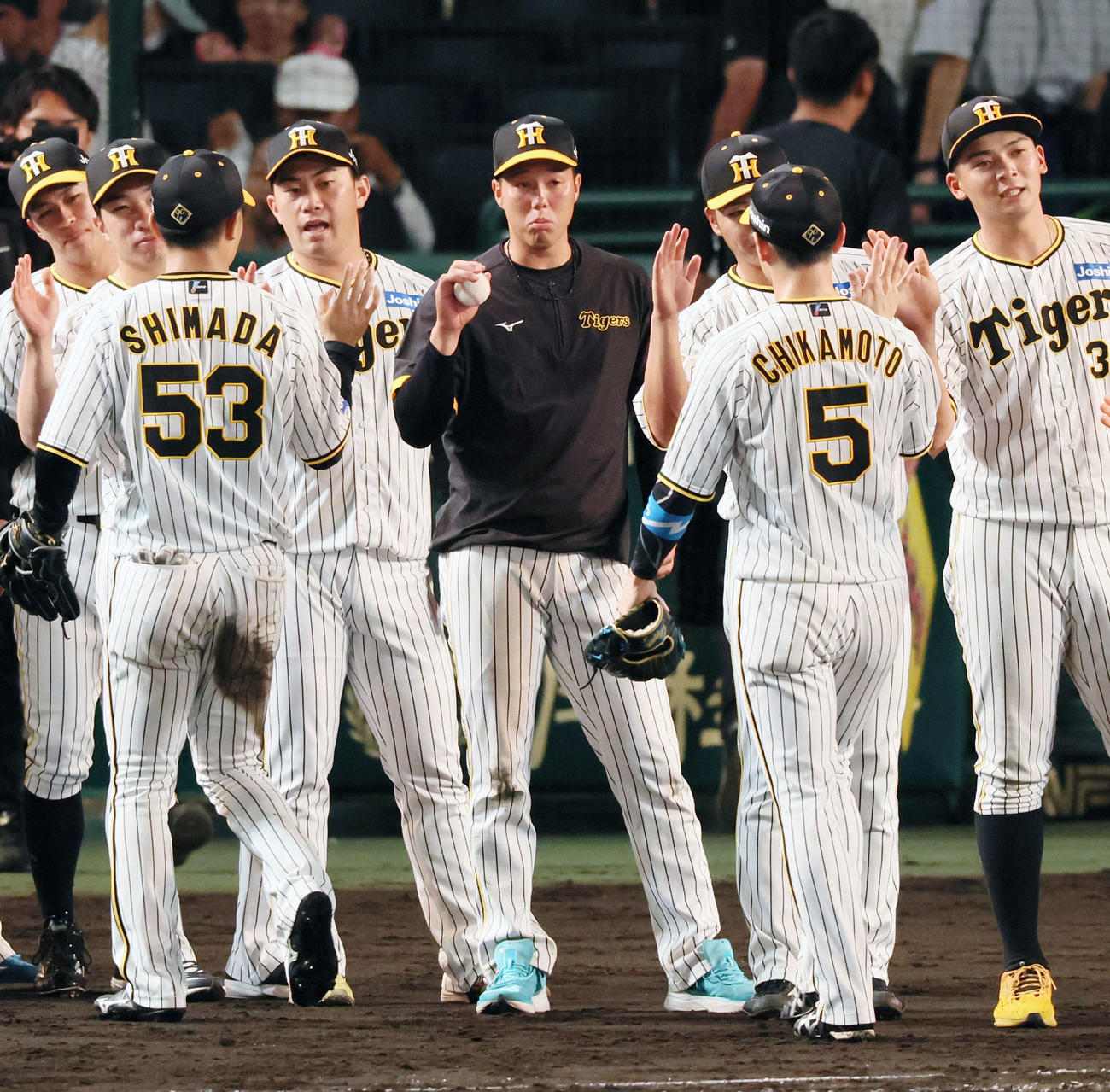 阪神対DeNA DeNAに勝利し島田（左）からウイニングボールを手渡される青柳（撮影・加藤哉）