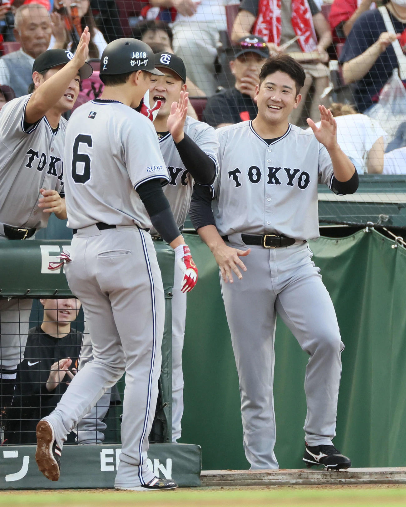 広島対巨人　1回表巨人1死、先制左越え本塁打を放った坂本を迎える先発の菅野（右）（撮影・加藤孝規）