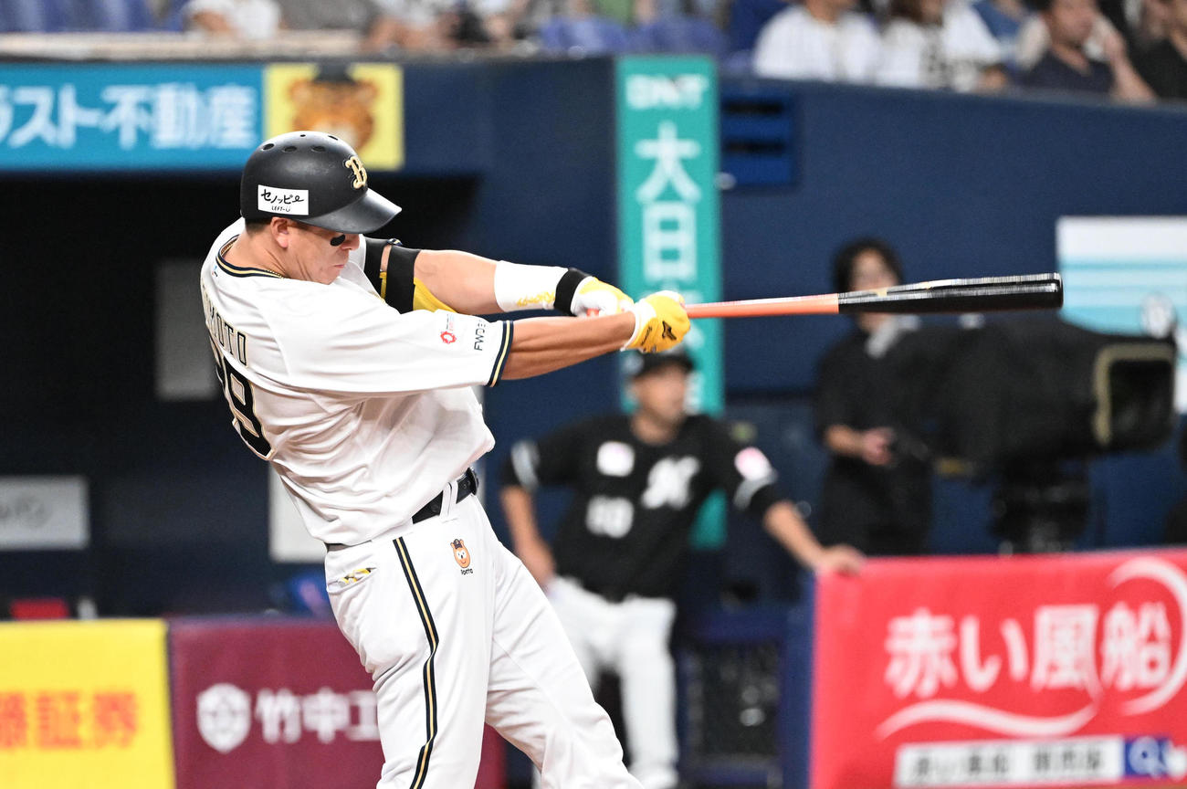 オリックス対ロッテ　2回裏オリックス無死、左中間に先制ソロ本塁打を放つ杉本（撮影・和賀正仁）