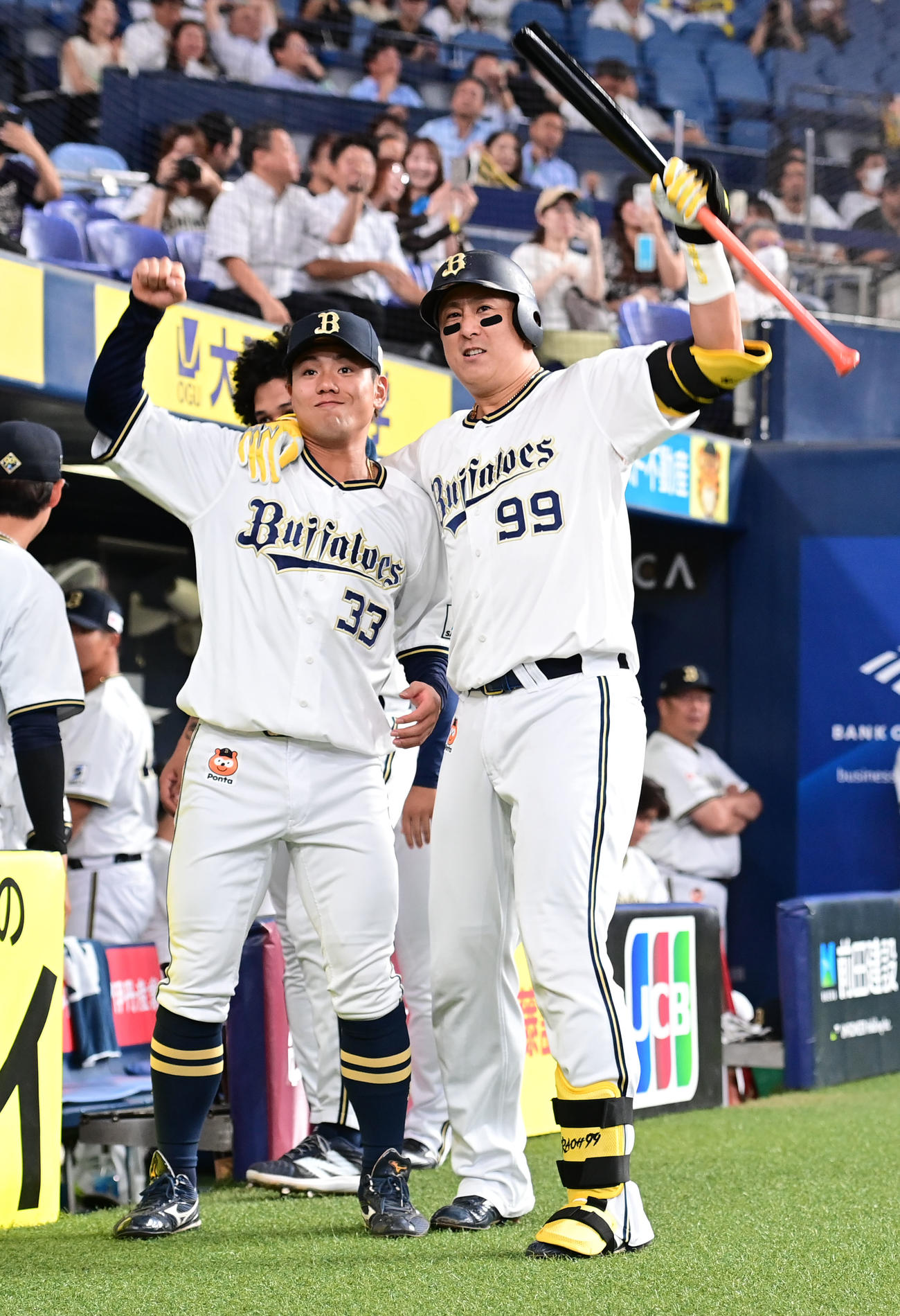 オリックス対ロッテ　2回裏オリックス無死、左中間に先制ソロ本塁打を放った杉本は杉沢（左）と昇天ポーズ（撮影・和賀正仁）