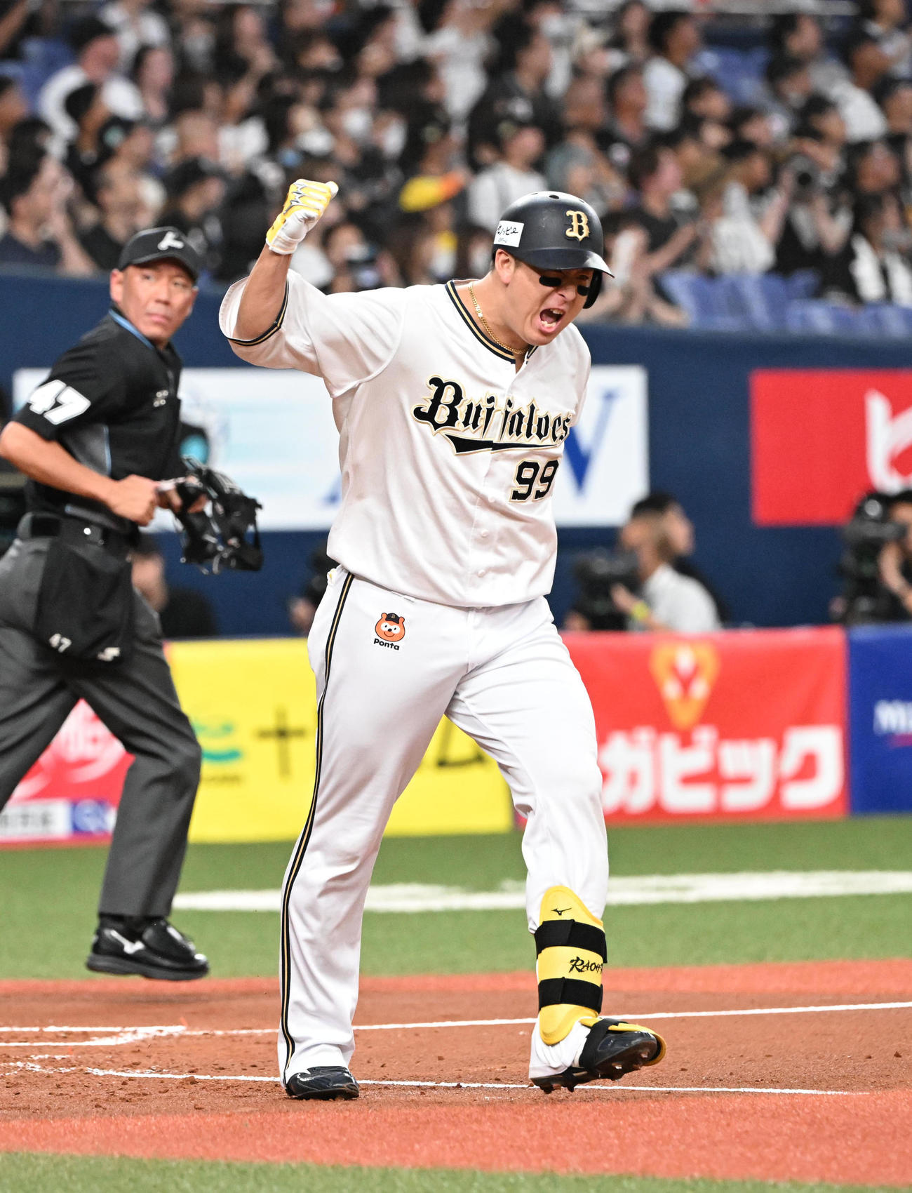 オリックス対ロッテ　2回裏オリックス無死、左中間に先制ソロ本塁打を放った杉本はガッツポーズ（撮影・和賀正仁）