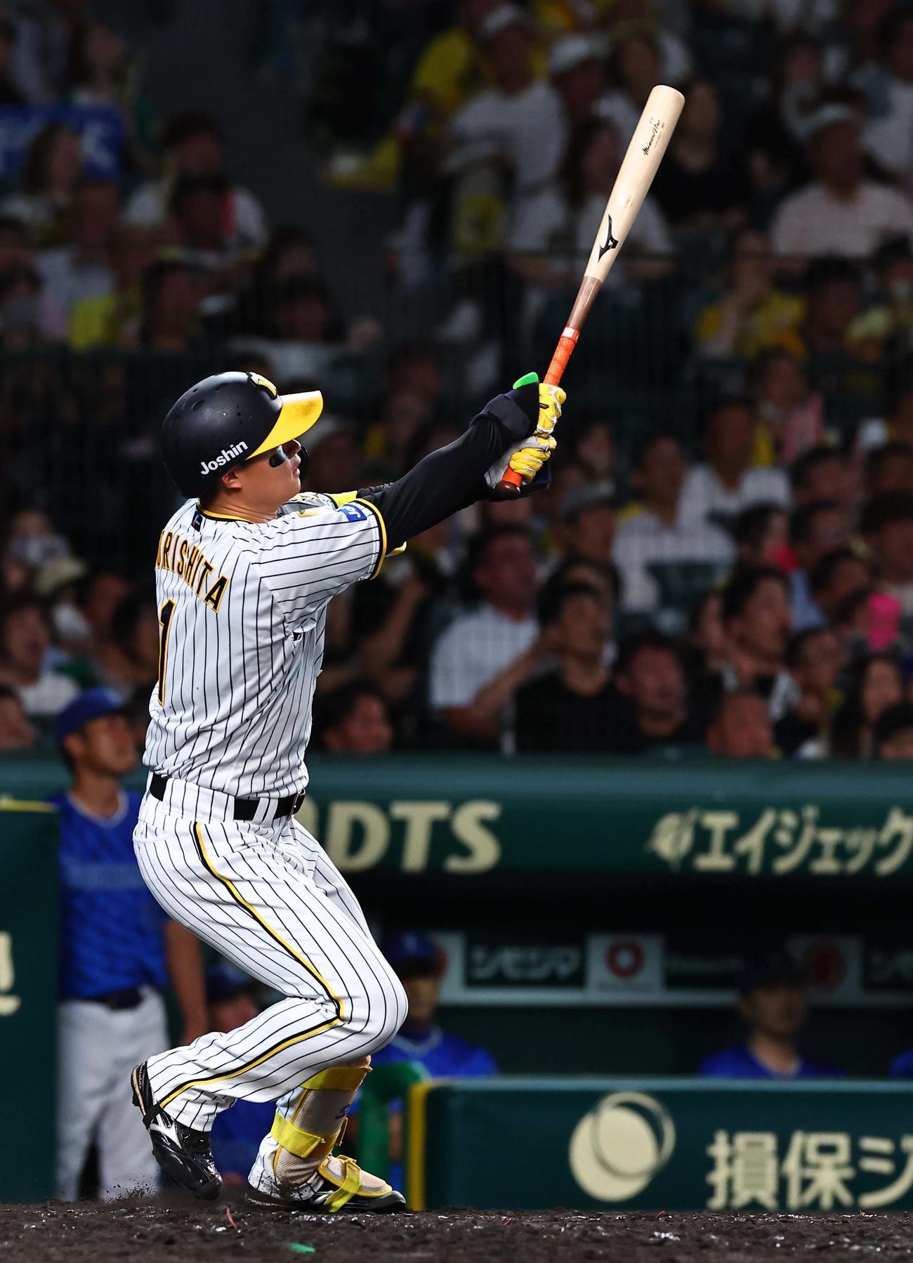 阪神対DeNA 5回裏阪神1死、森下は左越えへ勝ち越しソロ本塁打を放つ（撮影・上田博志）