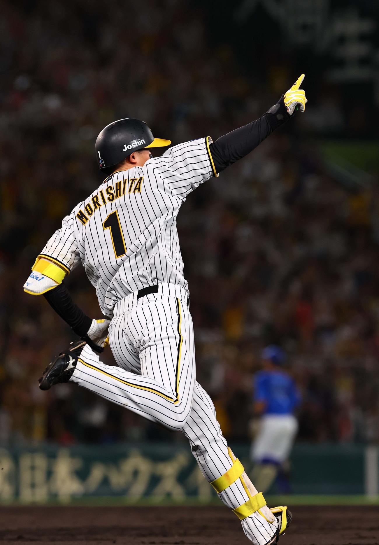 阪神対DeNA 5回裏阪神1死、森下は左越えへ勝ち越しソロ本塁打を放つ（撮影・上田博志）