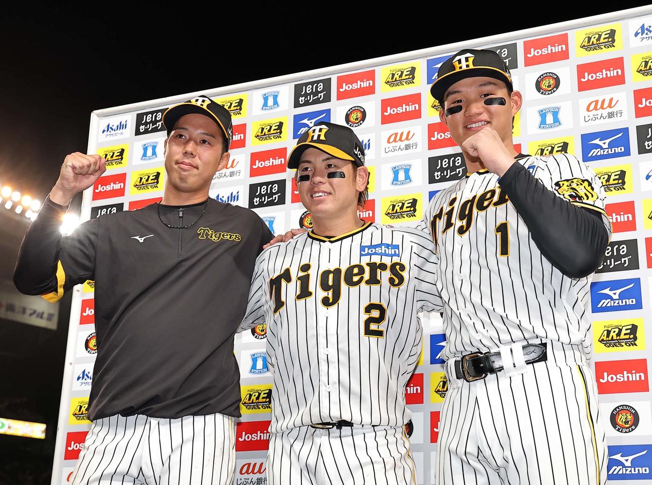 阪神対DeNA　お立ち台で笑顔を見せる左から青柳、梅野、森下（撮影・上田博志）