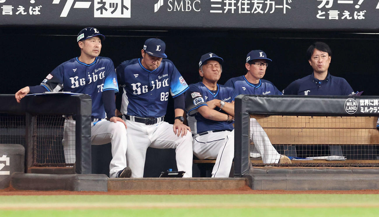 日本ハム対西武　ベンチで顔をしかめる西武渡辺GM兼監督代行（中央）とコーチ陣（撮影・佐藤翔太）