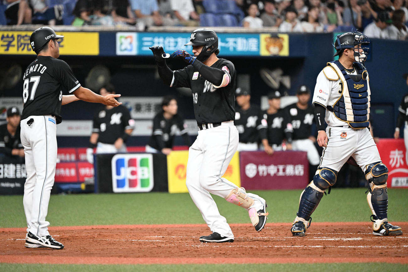 オリックス対ロッテ　4回表ロッテ無死、左中間にソロ本塁打を放ち生還するソト（撮影・和賀正仁）