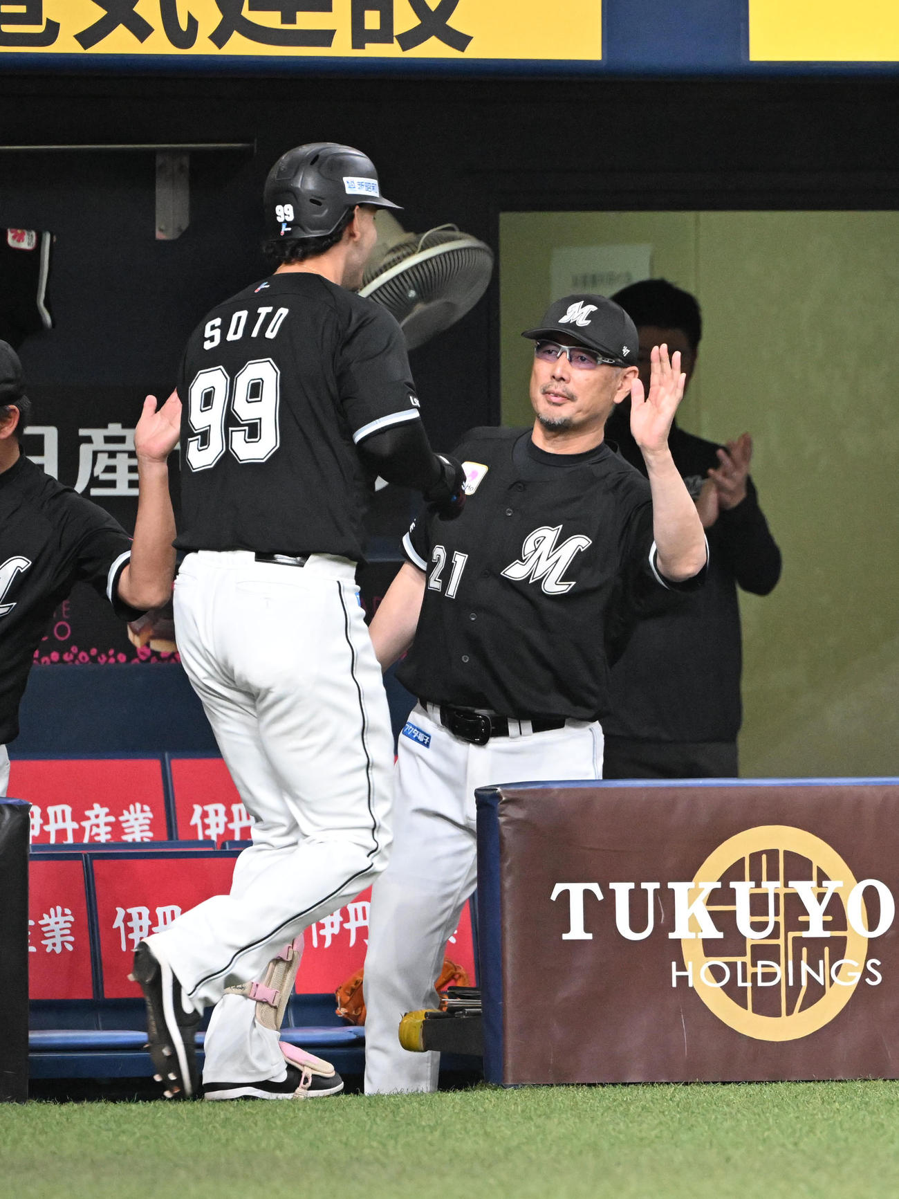 オリックス対ロッテ　4回表ロッテ無死、左中間にソロ本塁打を放ち吉井監督とタッチするソト（撮影・和賀正仁）
