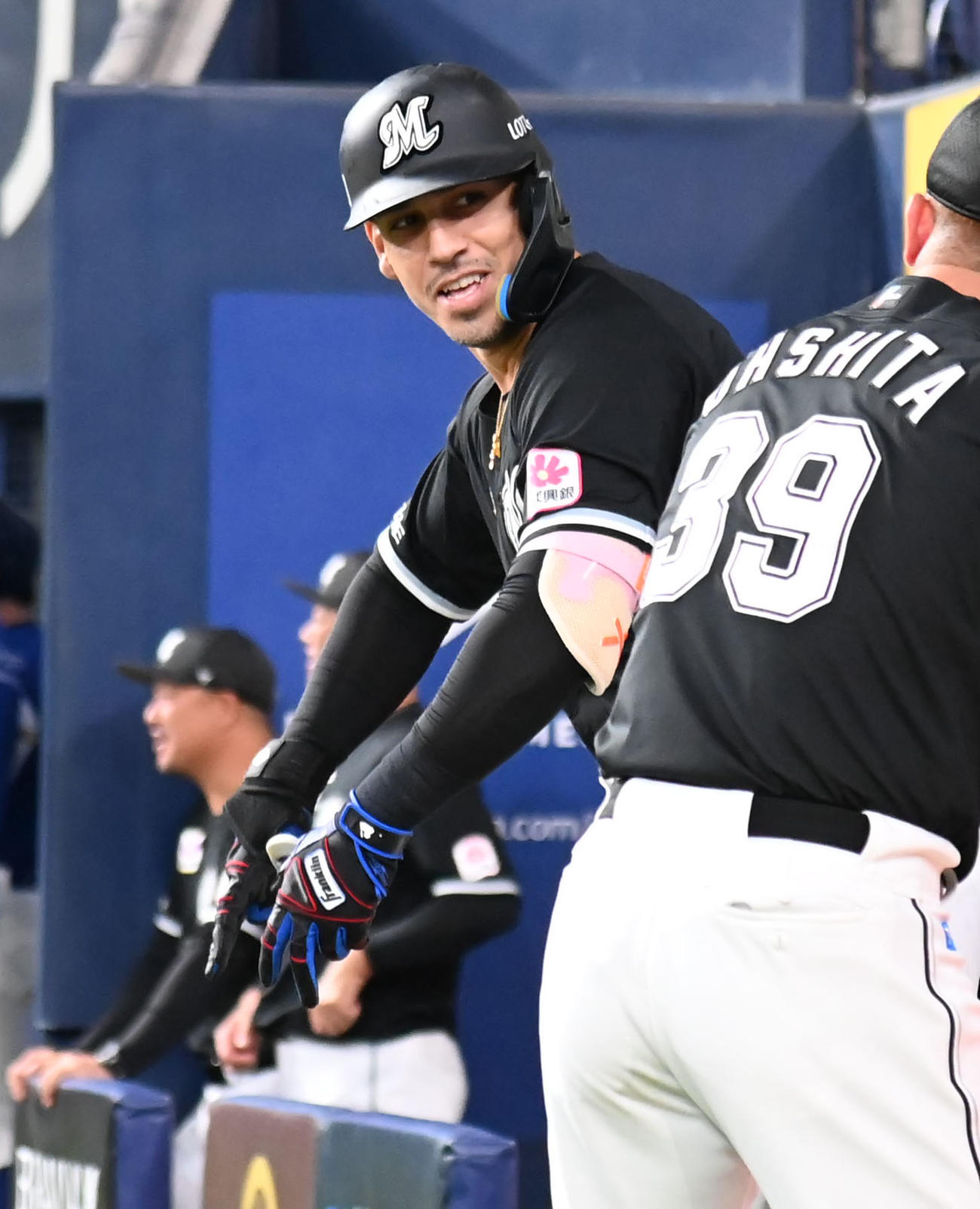 オリックス対ロッテ　4回表ロッテ無死、ソトは本塁打を放ちナインに迎えられる（撮影・石井愛子）