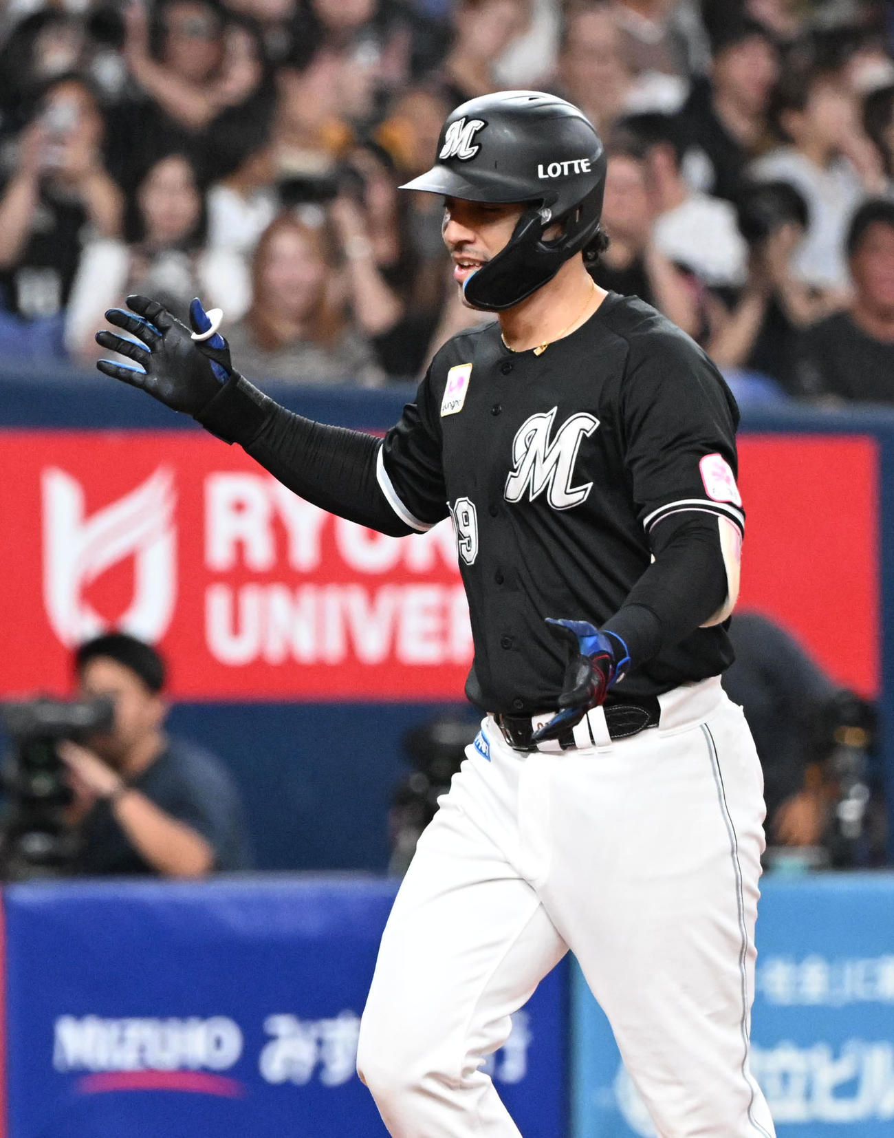 オリックス対ロッテ　5回表ロッテ無死、中越えにソロ本塁打を放ち生還するソト（撮影・和賀正仁）