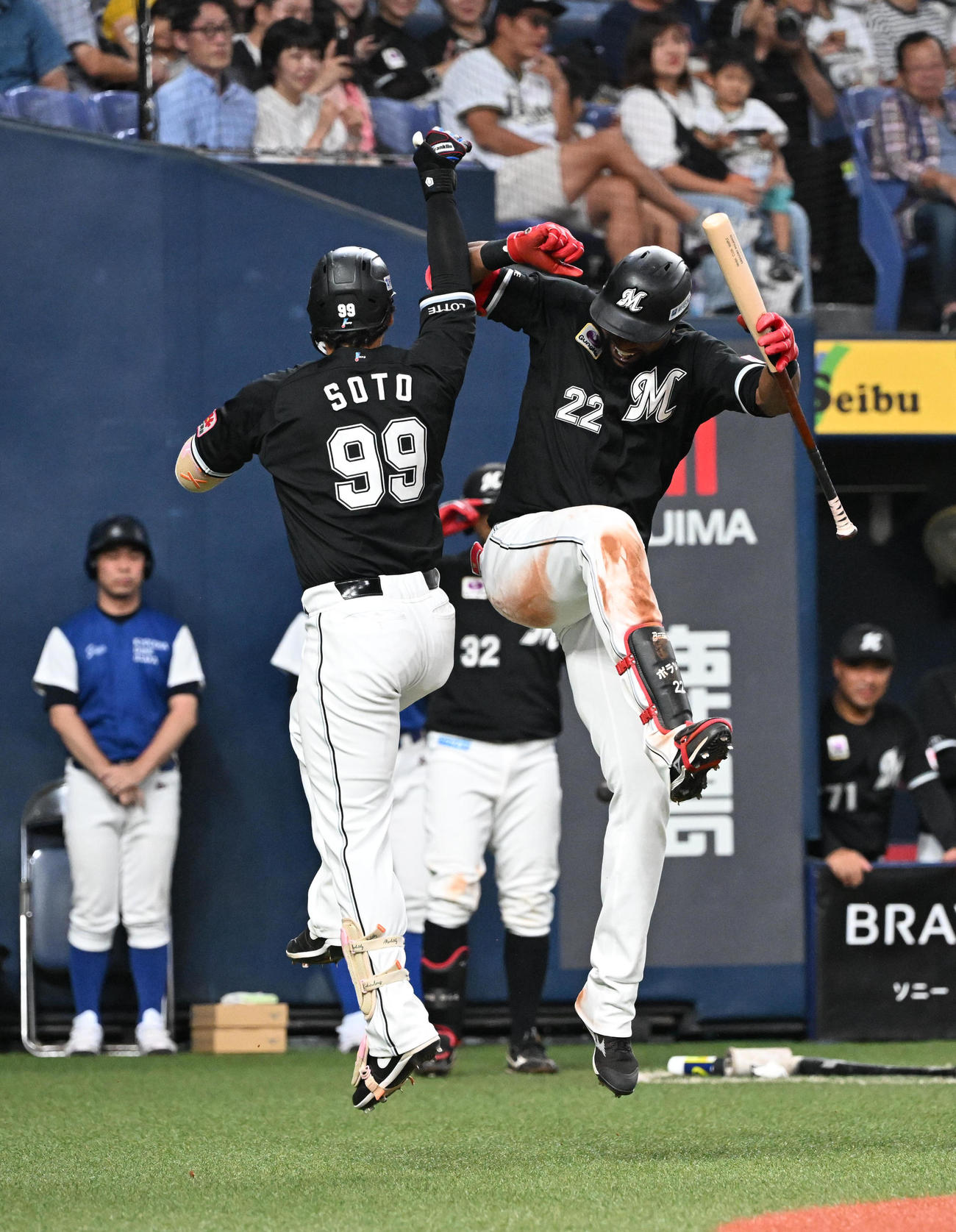 オリックス対ロッテ　5回表ロッテ無死、中越えにソロ本塁打を放ったソト（左）はポランコとタッチ（撮影・和賀正仁）