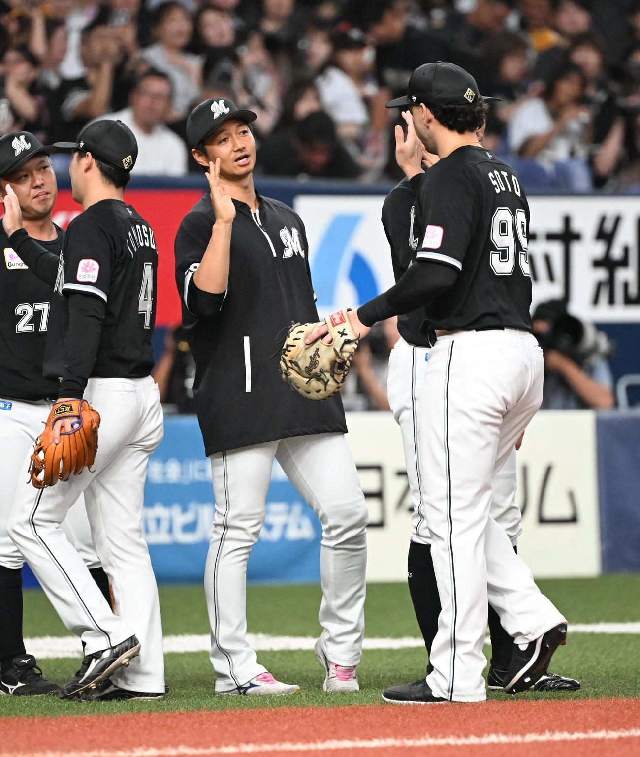 オリックス対ロッテ　オリックスに勝利しタッチを交わすソト（右）と唐川（撮影・和賀正仁）