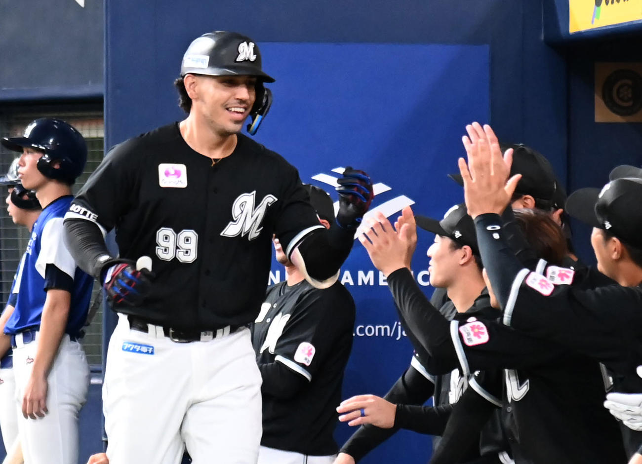 オリックス対ロッテ　5回表ロッテ無死、ソト（左）は本塁打を放ちナインに迎えられる（撮影・石井愛子）