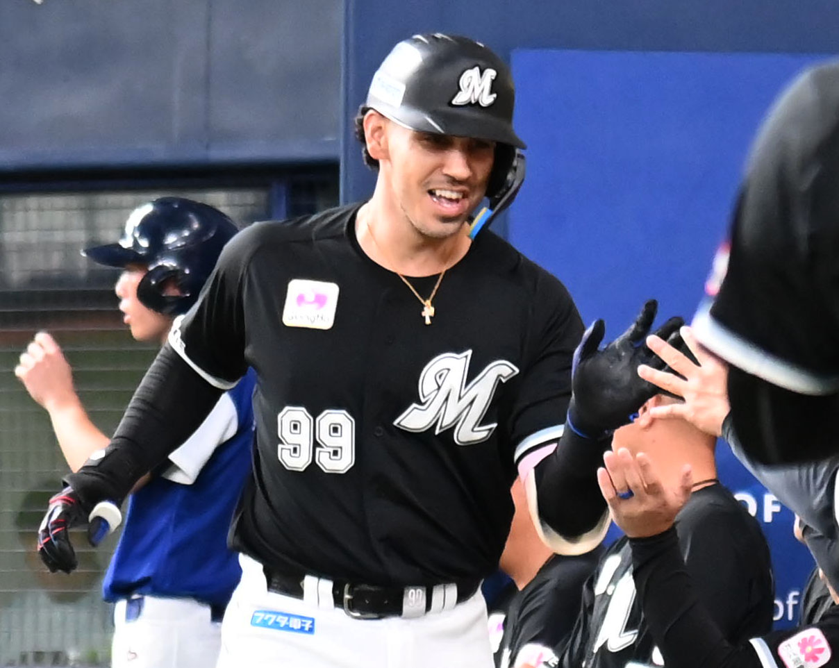 オリックス対ロッテ　4回表ロッテ無死、ソトは本塁打を放ちナインに迎えられる（撮影・石井愛子）