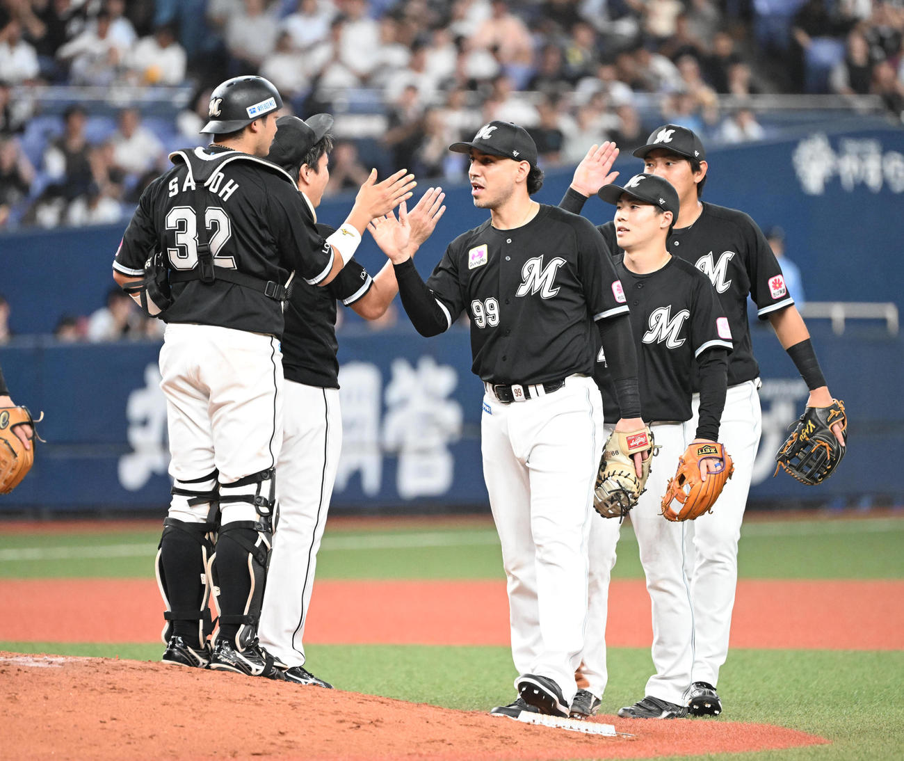 オリックス対ロッテ　オリックスに勝利しタッチを交わすソト（中央）らロッテナイン（撮影・和賀正仁）