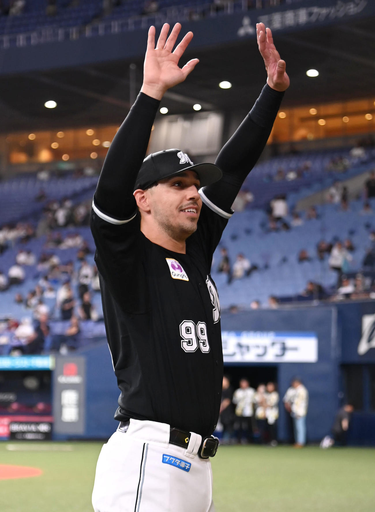 オリックス対ロッテ　ファンらに手を振るソト（撮影・石井愛子）