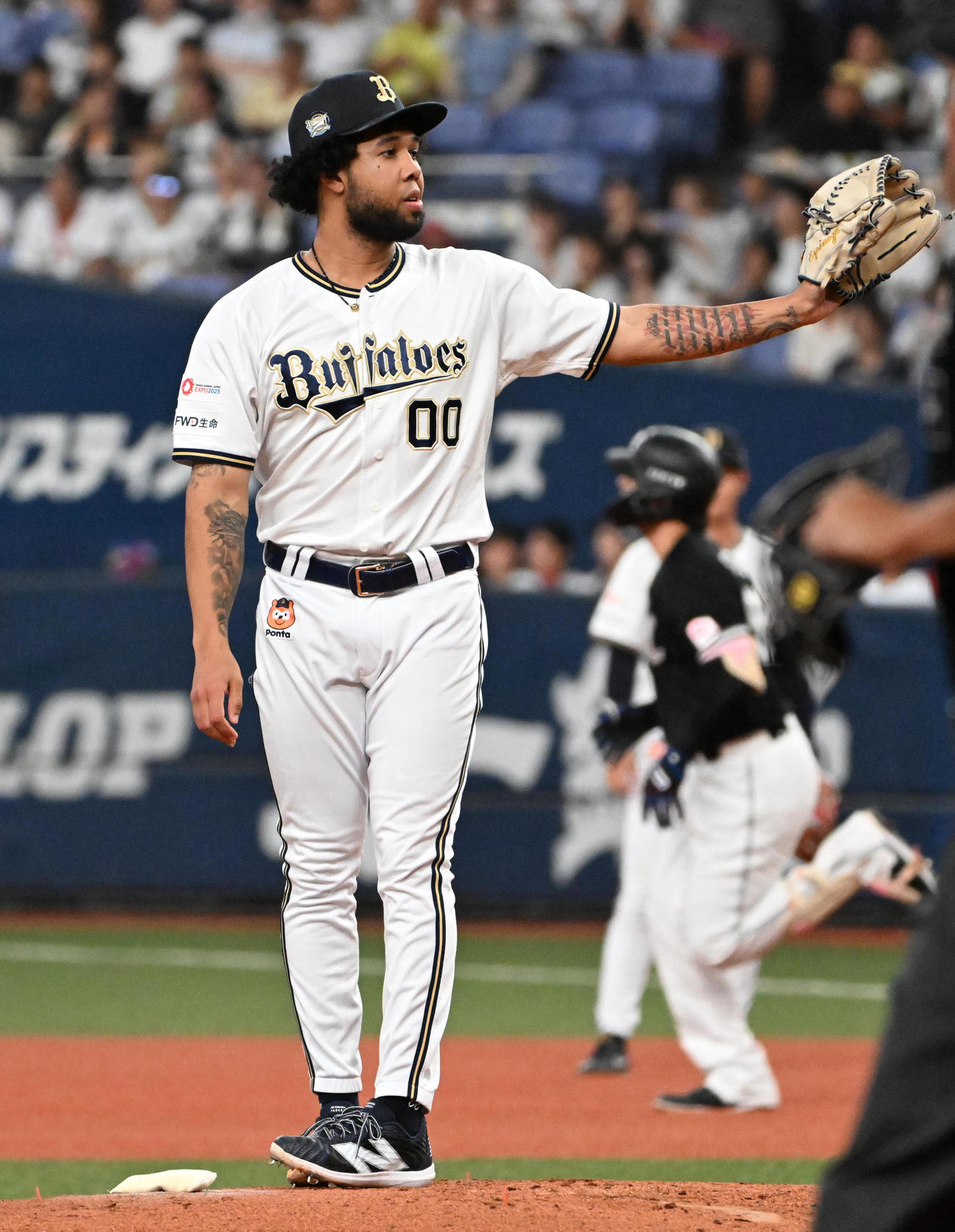 オリックス対ロッテ　4回表ロッテ無死、ソト（右）に本塁打を放たれるエスピノーザ（撮影・石井愛子）