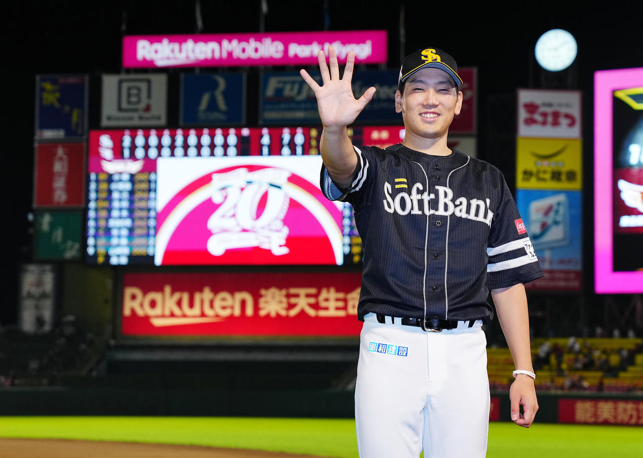 楽天対ソフトバンク　楽天に勝ち勝利投手のソフトバンク石川は5勝目を挙げポーズを決める（撮影・垰建太）