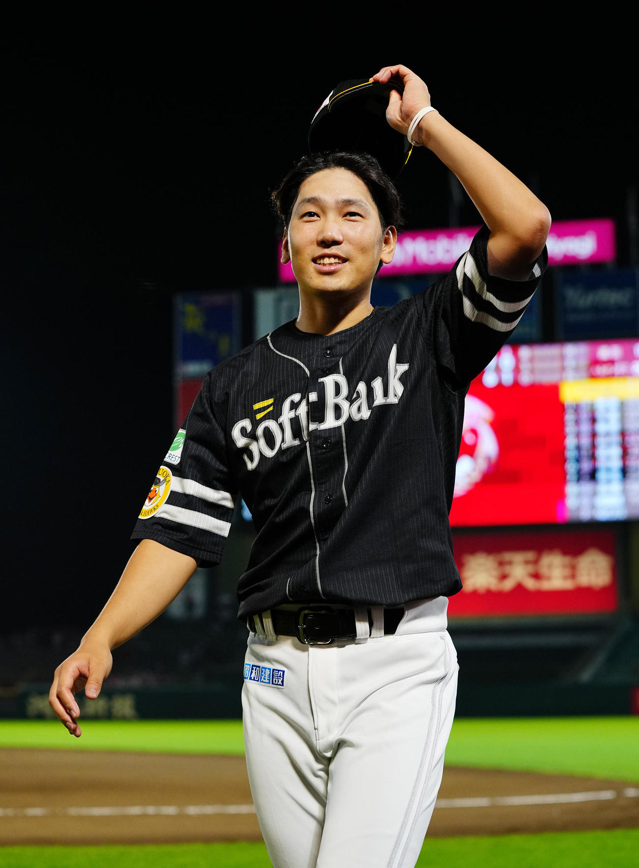 楽天対ソフトバンク　楽天に勝ち勝利投手のソフトバンク石川はファンの声援に応える（撮影・垰建太）