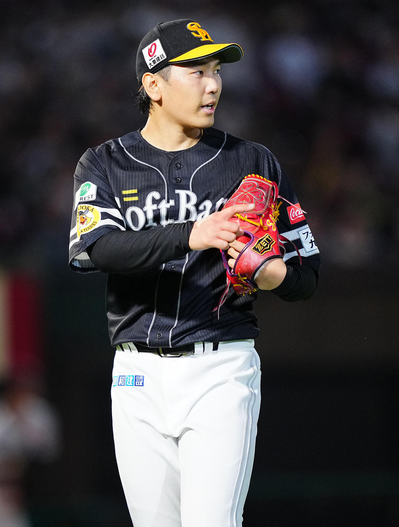 楽天対ソフトバンク　6回裏楽天1死一塁、浅村を併殺に仕留めナインを出迎える石川（撮影・垰建太）