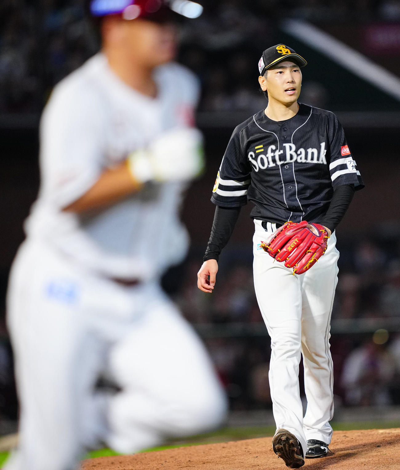 楽天対ソフトバンク　6回裏楽天1死一塁、浅村（手前）を併殺に仕留める石川（撮影・垰建太）