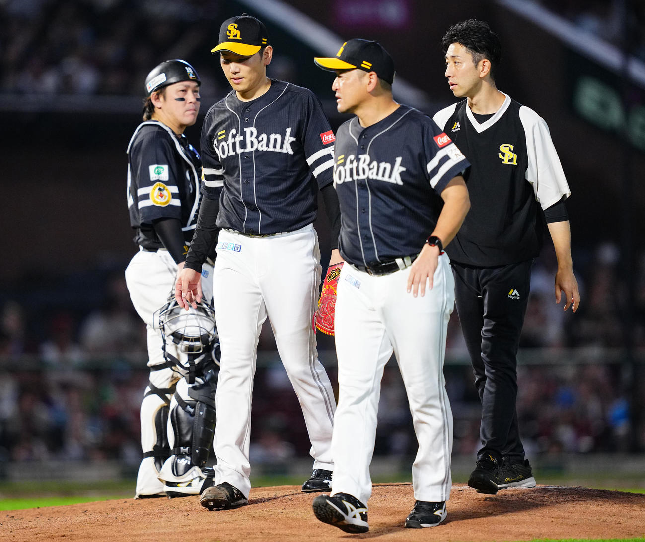 楽天対ソフトバンク　7回裏楽天無死、鈴木の打球が足に直撃し治療のためマウンドを降りる石川（左から2人目）（撮影・垰建太）