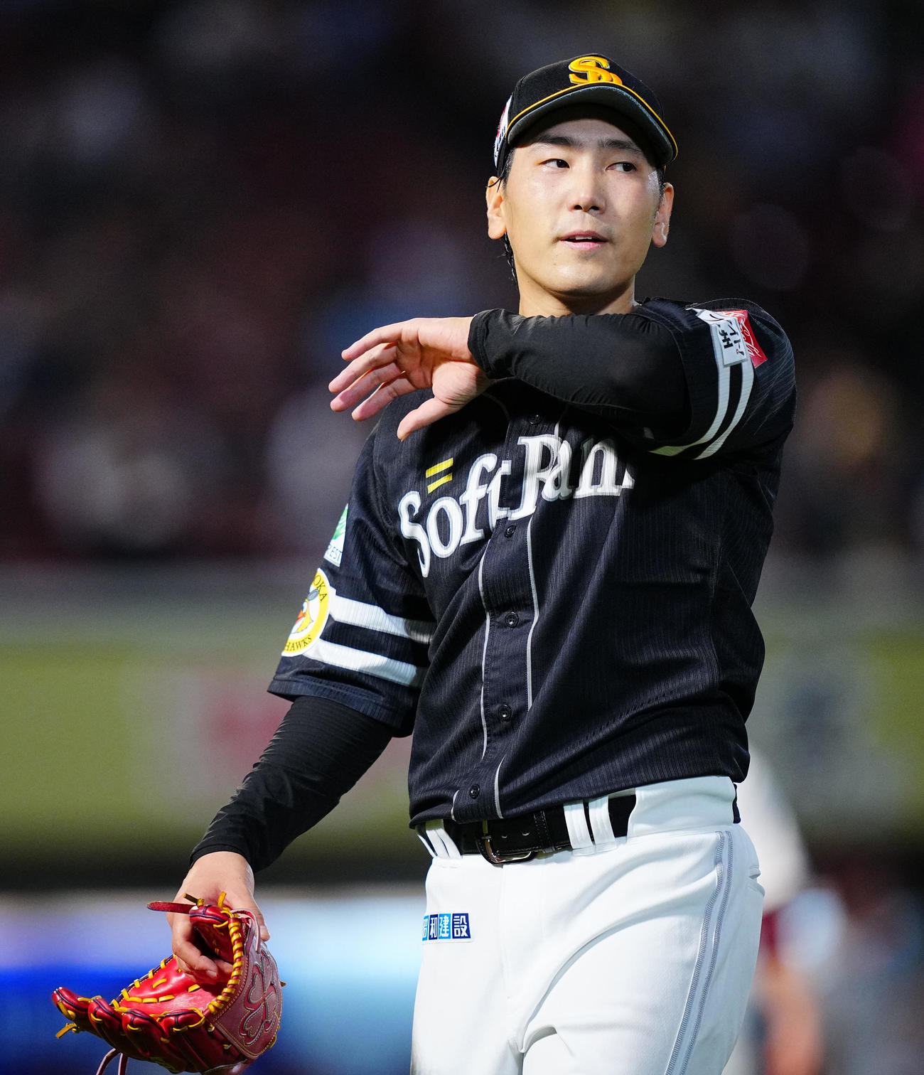 楽天対ソフトバンク　3回裏楽天の攻撃を無失点に抑えほっとし表情を見せるソフトバンク先発の石川（撮影・垰建太）