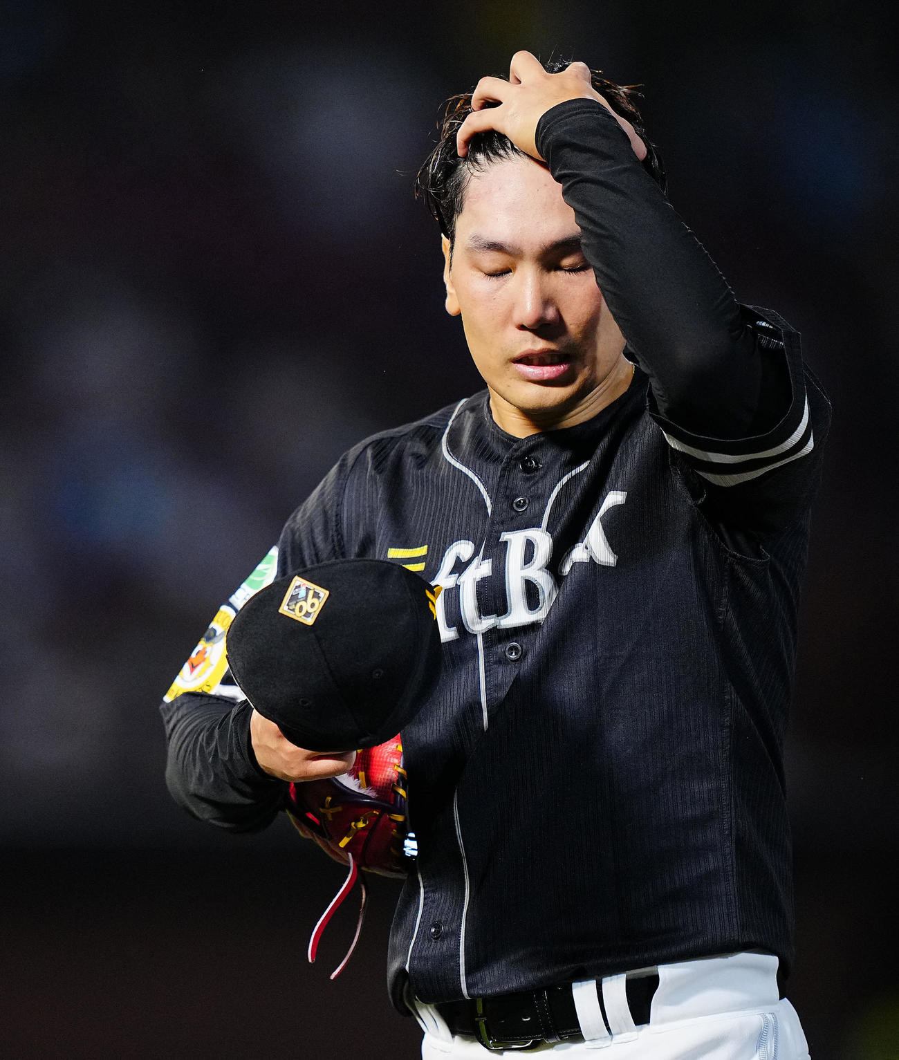 楽天対ソフトバンク　1回裏の登板を終え失点を許したソフトバンク先発の石川はさえない表情（撮影・垰建太）