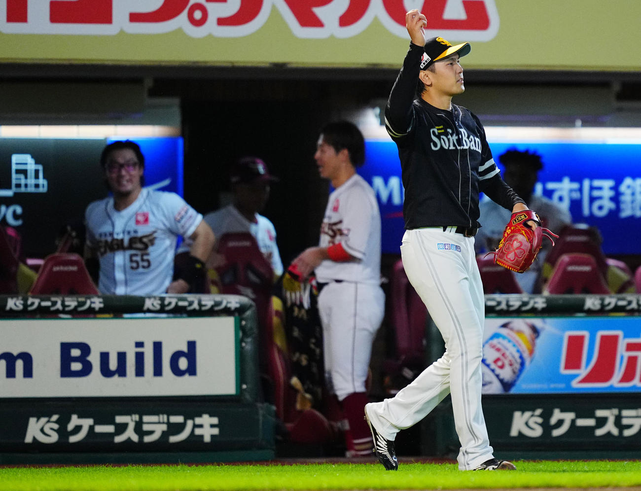 楽天対ソフトバンク　1回裏楽天無死二塁、小深田に適時二塁打を許し厳しい表情の石川（撮影・垰建太）