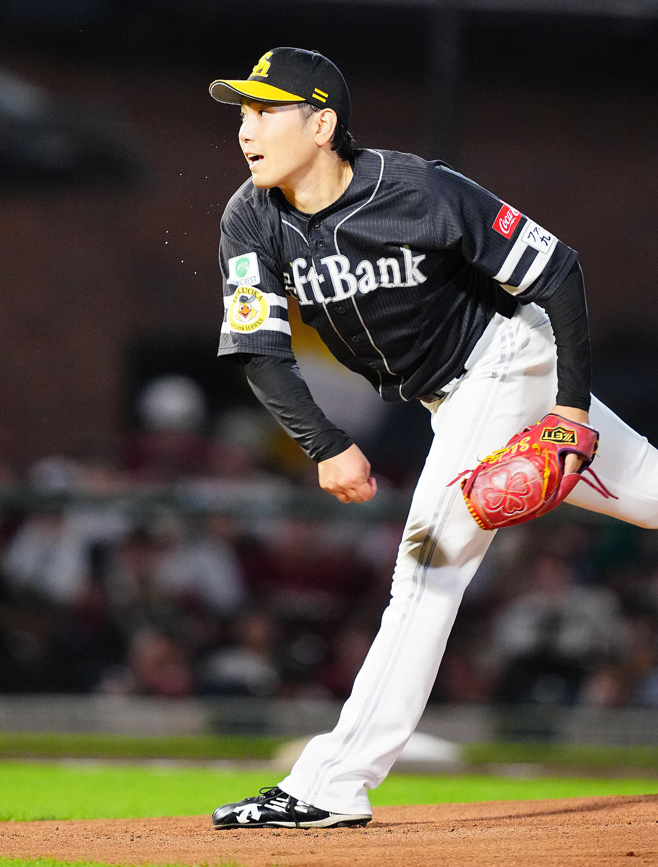 楽天対ソフトバンク　力投するソフトバンク先発の石川（撮影・垰建太）