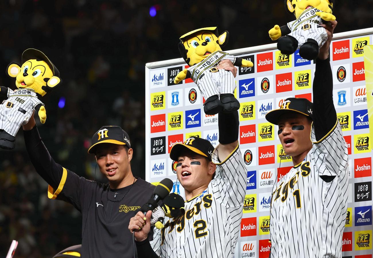 阪神対DeNA　ヒーローインタビューを「明日も勝つばい」と叫んで締める左から青柳、梅野、森下（撮影・上田博志）