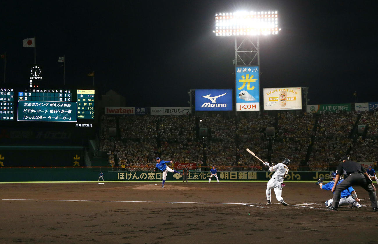 阪神対DeNA 2回裏阪神2死三塁、梅野は東から先制の中適時二塁打を放つ（撮影・上山淳一）