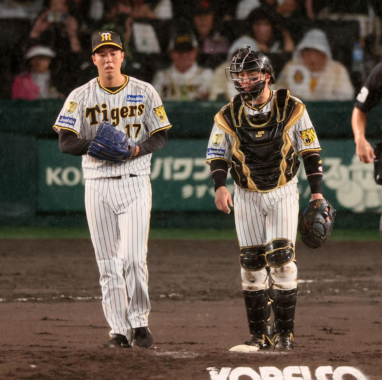 阪神対DeNA 4回表DeNA1死一塁、打者オースティンを迎え青柳（左）の元へ向かう梅野（撮影・加藤哉）