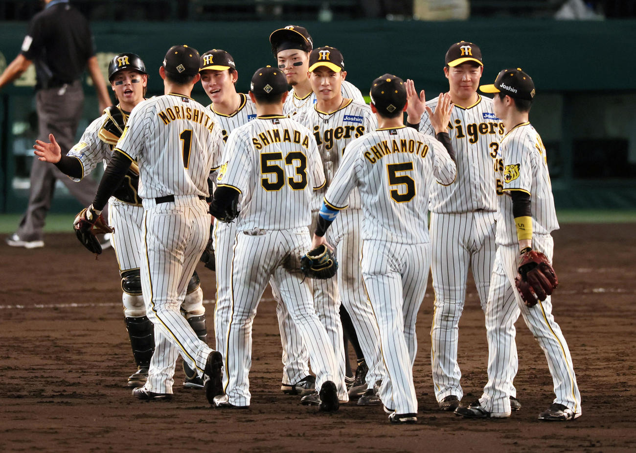 阪神対DeNA DeNAに勝利しナインとタッチする左から梅野、富田、佐藤輝、木浪、大山（撮影・加藤哉）
