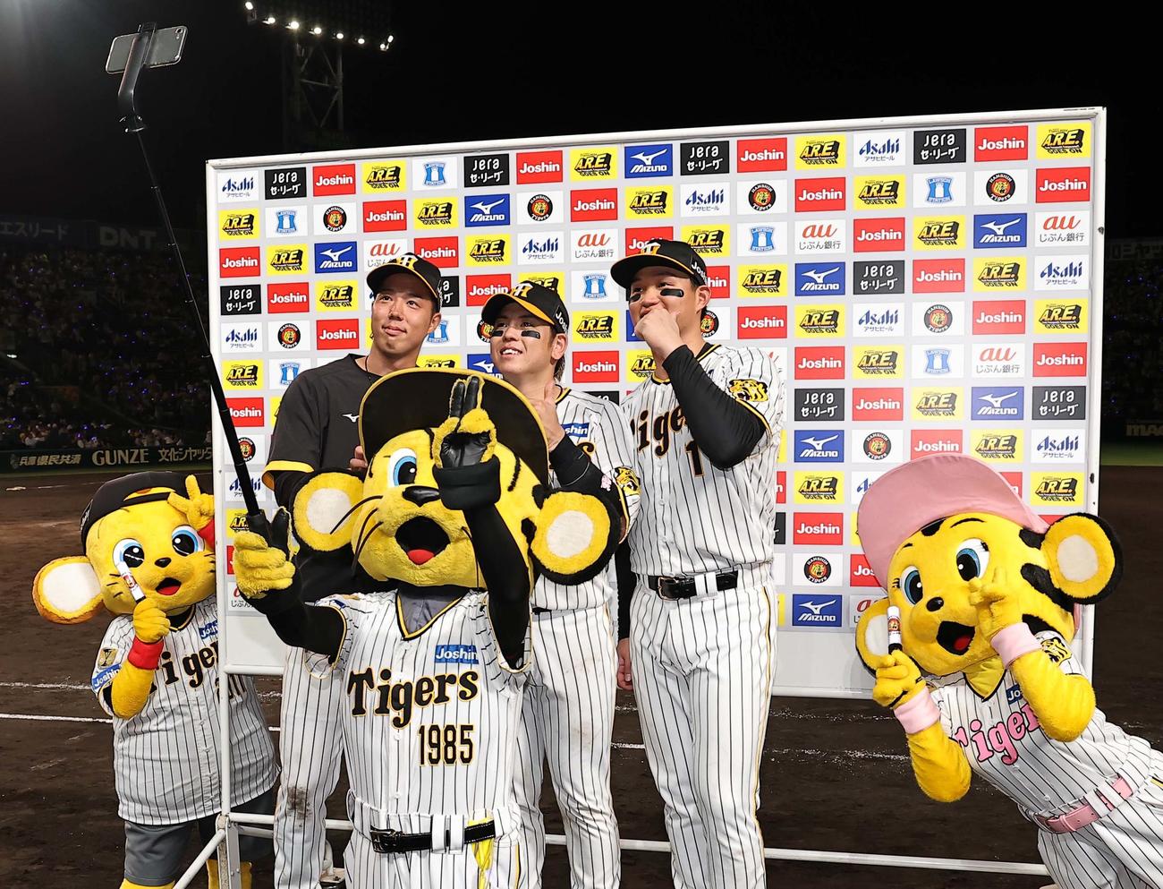 阪神対DeNA　トラッキーと記念撮影をする左から青柳、梅野、森下（撮影・上田博志）