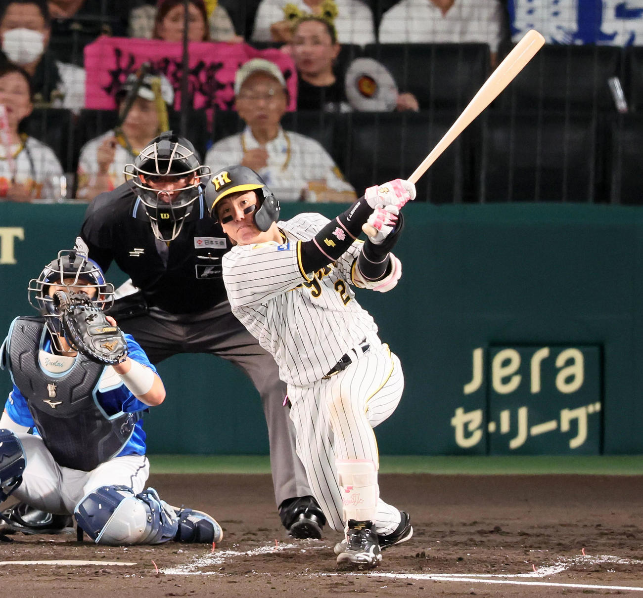 阪神対DeNA 2回裏阪神2死三塁、梅野は中適時打を放つ（撮影・加藤哉）