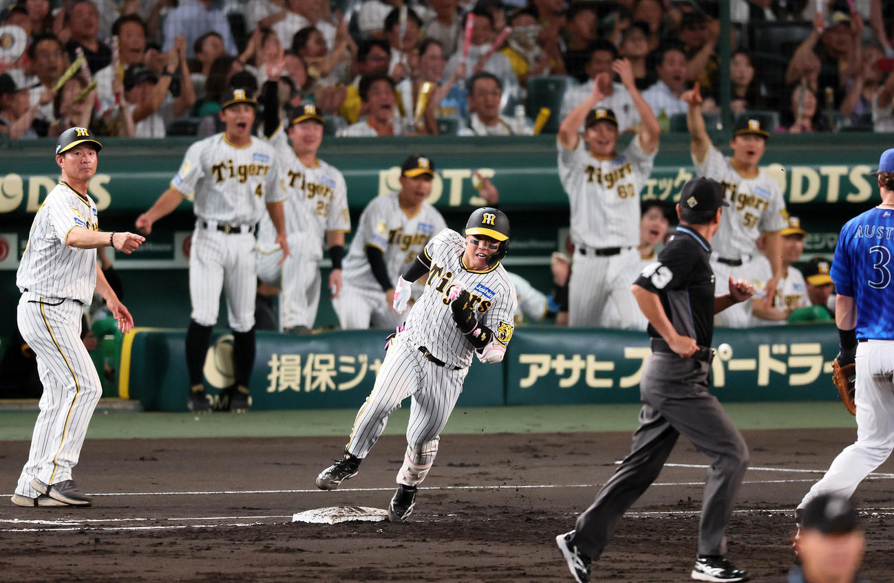阪神対DeNA 2回裏阪神2死三塁、梅野は中適時二塁打を放つ（撮影・加藤哉）
