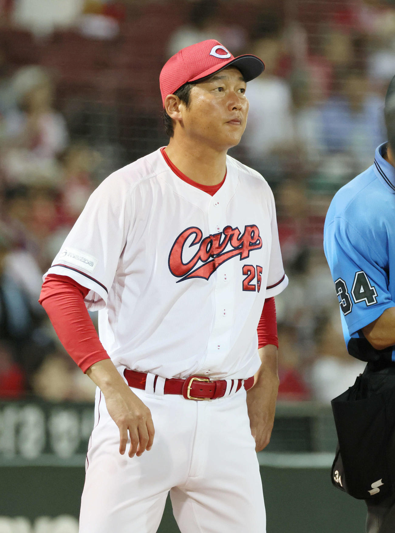 広島対巨人　8回裏終了時、交代を告げる新井監督（撮影・加藤孝規）
