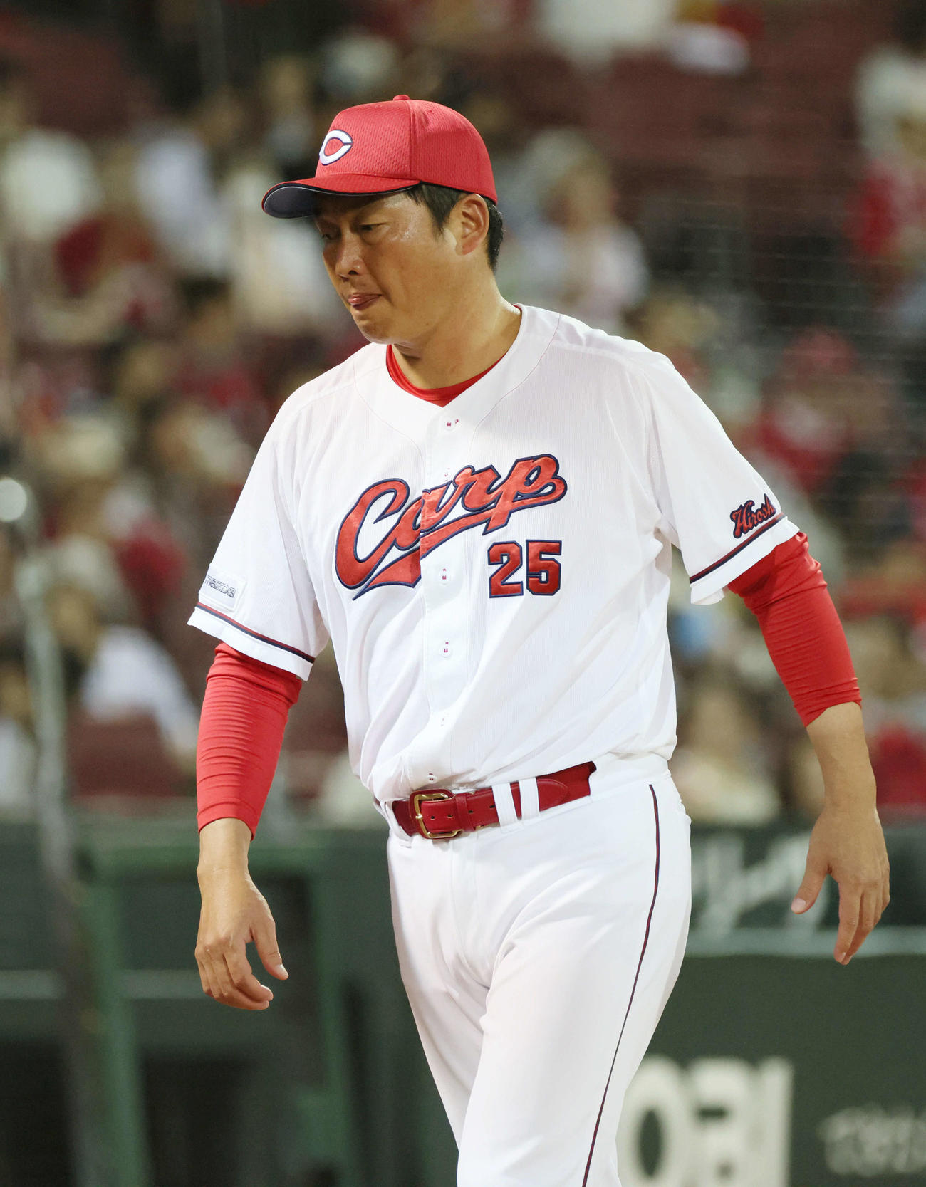 広島対巨人　8回裏終了時、交代を告げる新井監督（撮影・加藤孝規）