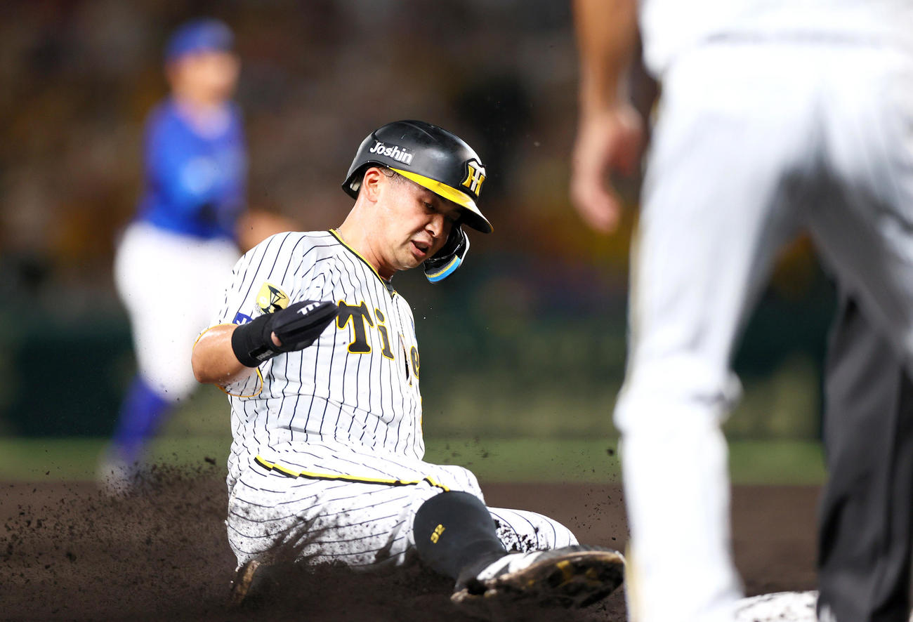 阪神対DeNA 4回裏阪神1死一塁、木浪の右前打で三塁へ向かう一走井上（撮影・上山淳一）