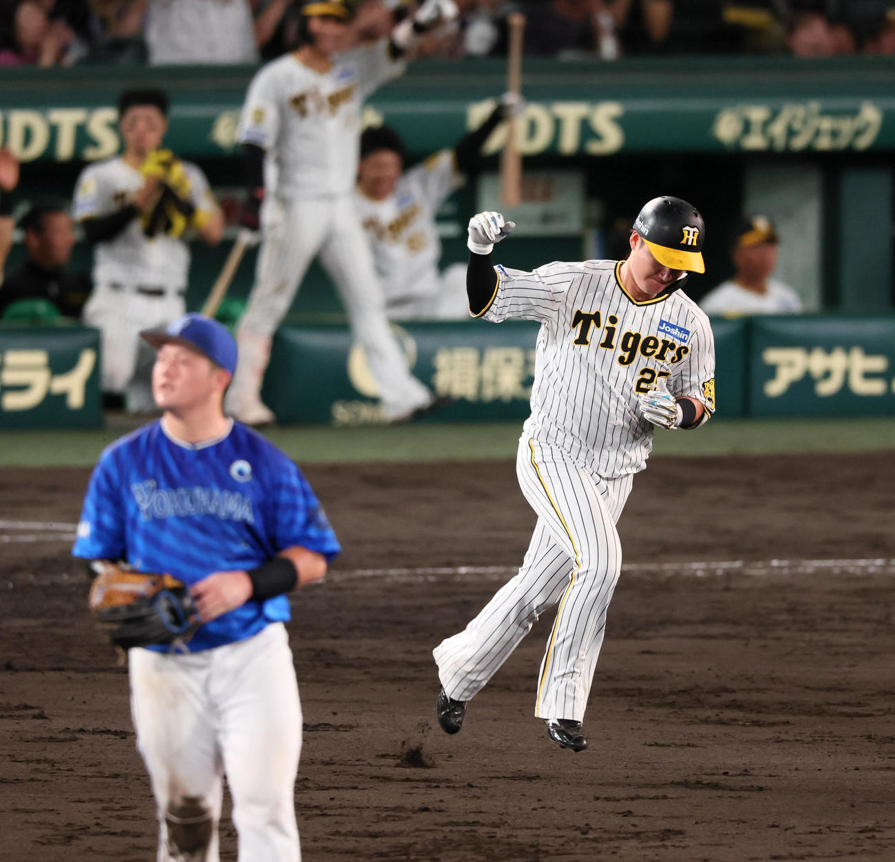 阪神対DeNA 7回裏阪神1死、代打渡辺は左越えソロ本塁打を放ちガッツポーズを見せる（撮影・加藤哉）