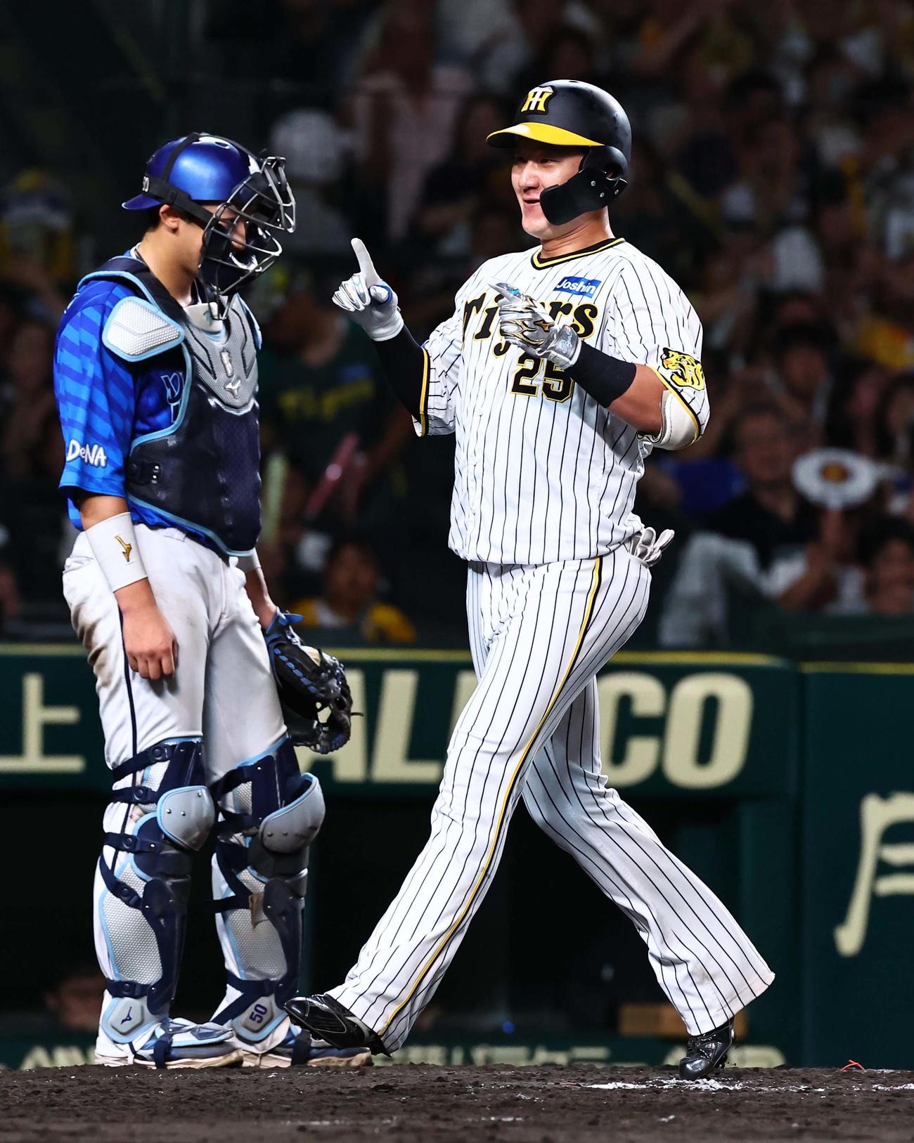 阪神対DeNA 7回裏阪神1死、渡辺は左越えソロ本塁打を放つ（撮影・上田博志）