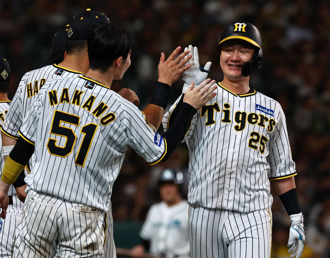 阪神対DeNA 7回裏阪神1死、渡辺は左越えソロ本塁打を放ち笑顔で祝福を受ける（撮影・上田博志）