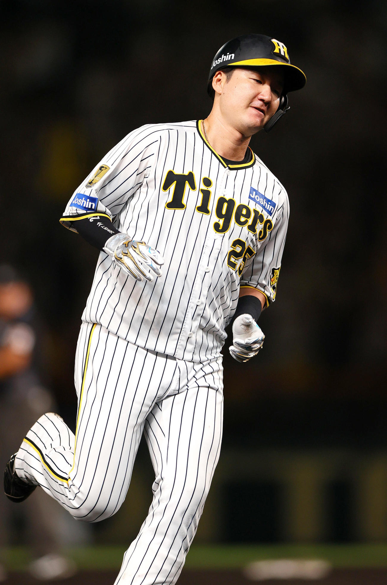 阪神対DeNA 7回裏阪神1死、代打渡辺は左越えソロ本塁打を放ちダイヤモンドを1周する（撮影・上山淳一）