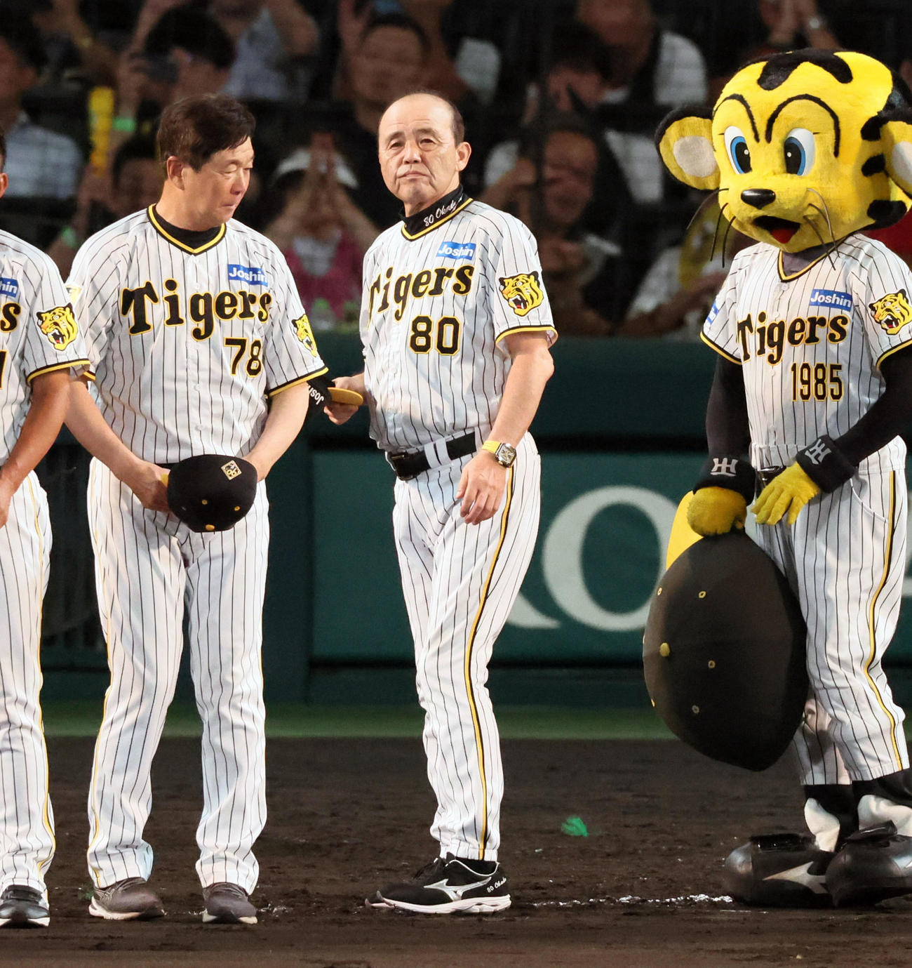 阪神対DeNA DeNAに勝利しスタンドへあいさつする岡田監督。左は平田ヘッドコーチ（撮影・加藤哉）
