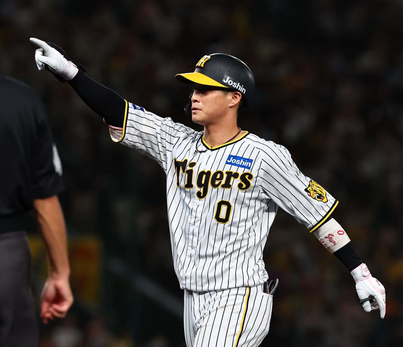 阪神対DeNA 7回裏阪神2死、木浪は中前打を放つ（撮影・上田博志）