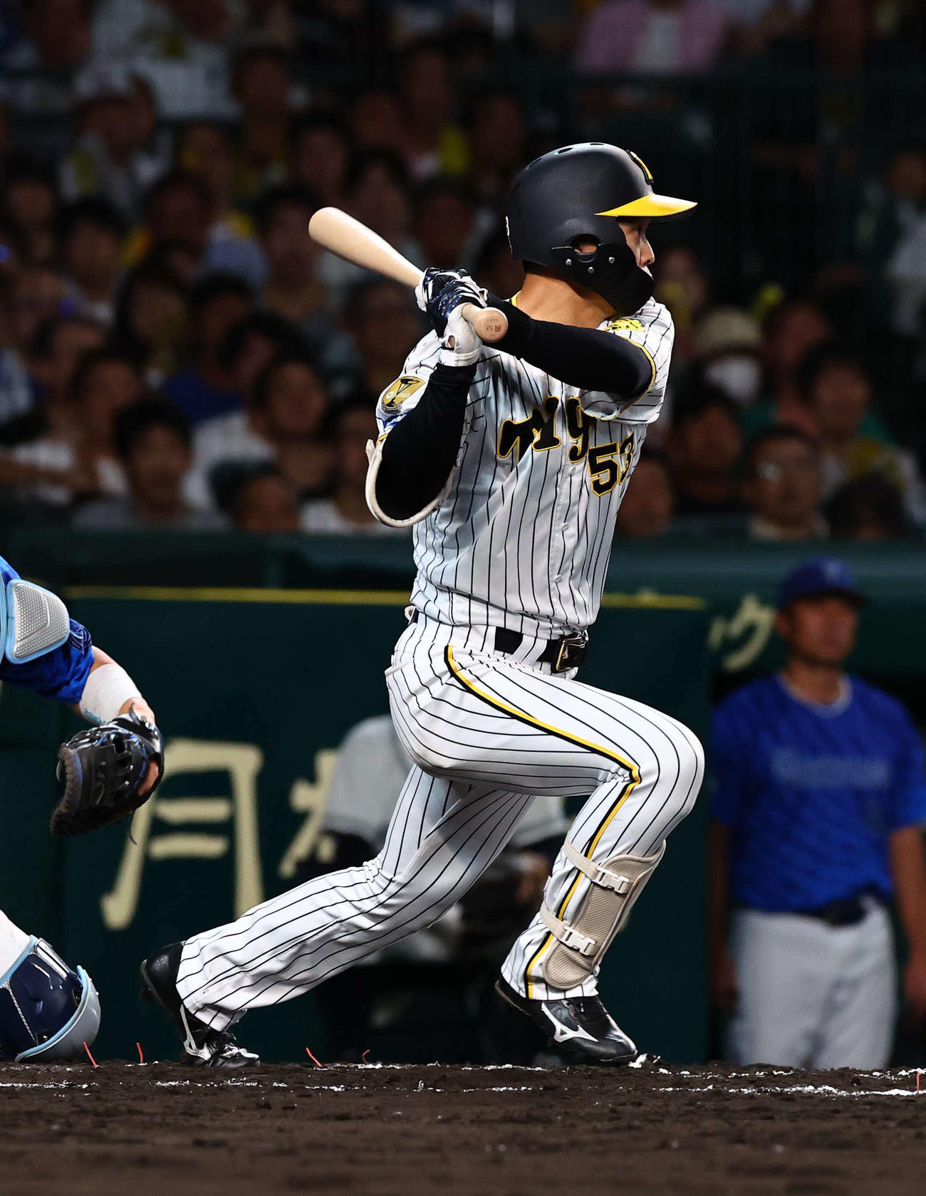 阪神対DeNA 6回裏阪神無死一、二塁、島田は安打を放つ（撮影・上田博志）
