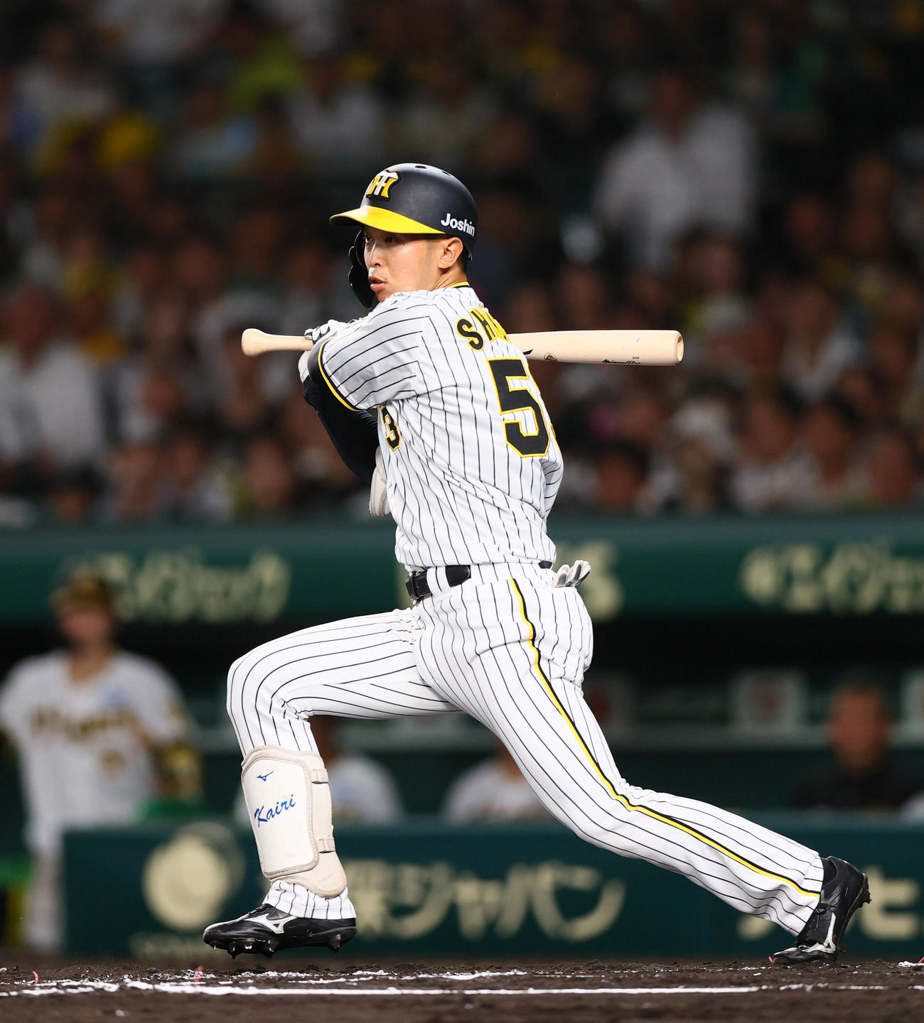 阪神対DeNA 6回裏阪神無死一、二塁、島田は左前打を放つ（撮影・上山淳一）