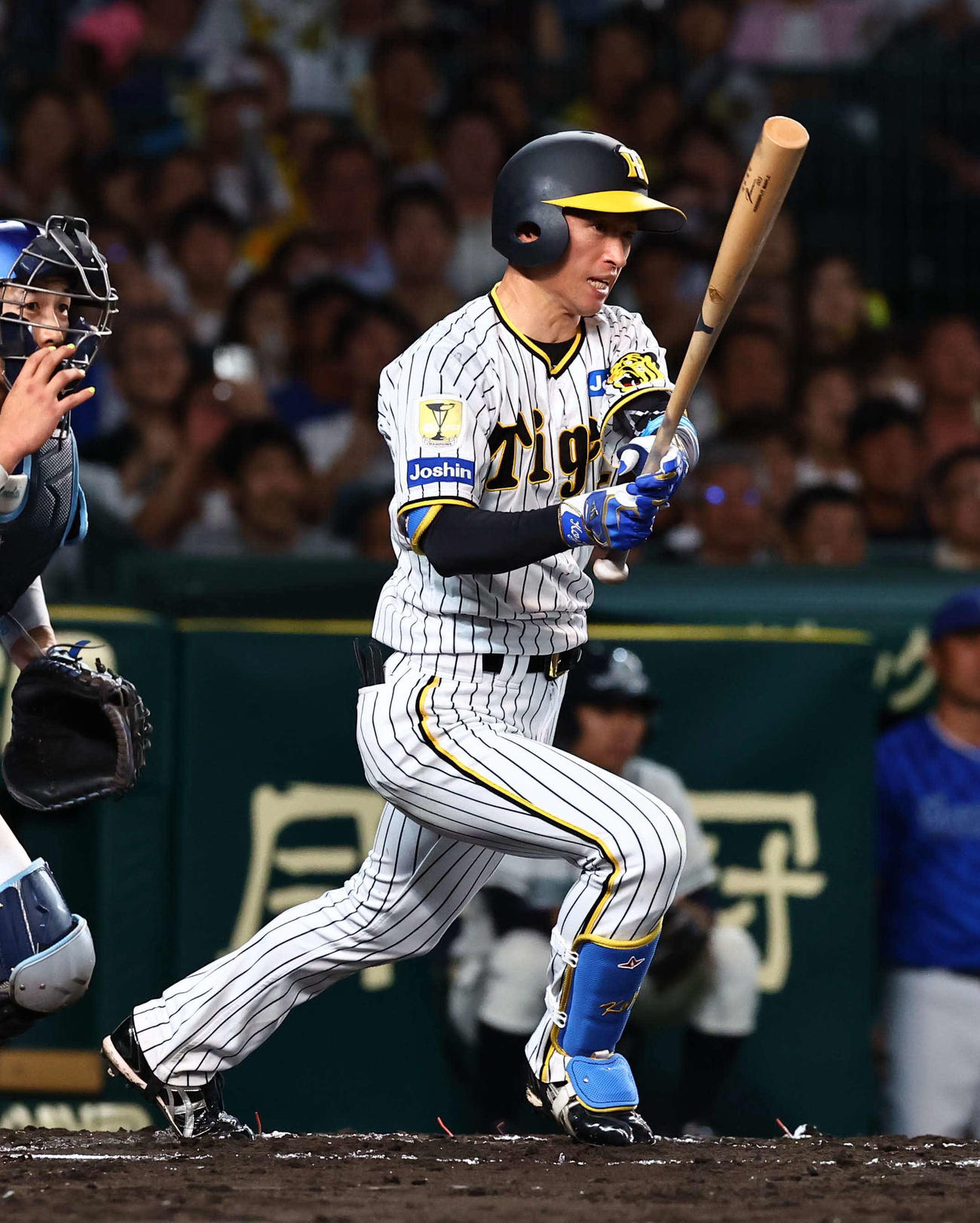 阪神対DeNA 6回裏阪神無死満塁、近本は右前適時打を放つ（撮影・上田博志）
