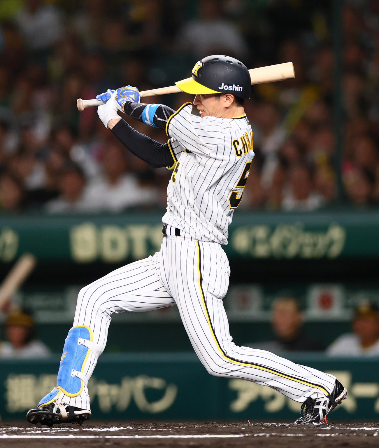 阪神対DeNA 6回裏阪神無死満塁、近本は右前適時打を放つ（撮影・上山淳一）